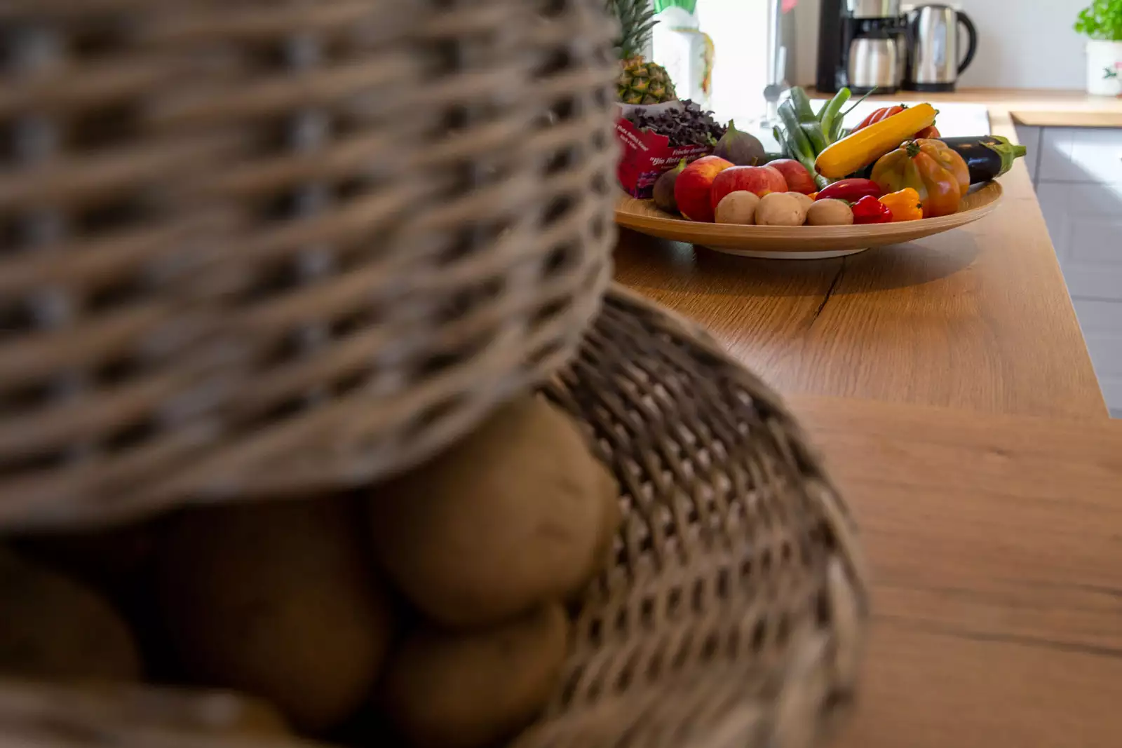 Weidenkorb mit Kartoffeln und Obstschale in der Küche eines Ferienhauses auf Föhr – Ferienhausfotografie